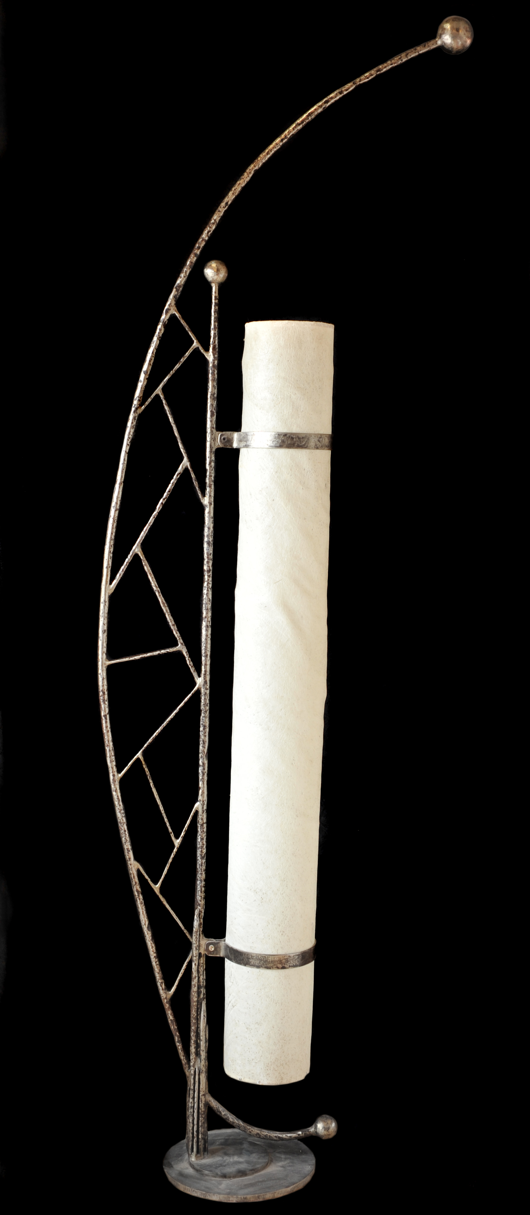 luminaire base métal et tube translucide en résine hauteur 240cm